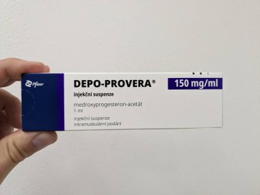 Prag, Çek Cumhuriyeti-29 Ekim 2024: MEDROXYPROGESTERON PFIZER tarafından aktif madde içeren DEPO-PROVERA kutusu, doğum kontrolü ve adet düzenleme için kullanılır.