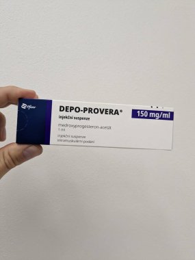 Prag, Çek Cumhuriyeti-29 Ekim 2024: MEDROXYPROGESTERON PFIZER tarafından aktif madde içeren DEPO-PROVERA kutusu, doğum kontrolü ve adet düzenleme için kullanılır.