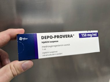 Prag, Çek Cumhuriyeti-29 Ekim 2024: MEDROXYPROGESTERON PFIZER tarafından aktif madde içeren DEPO-PROVERA kutusu, doğum kontrolü ve adet düzenleme için kullanılır.