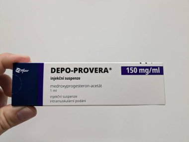 Prag, Çek Cumhuriyeti-29 Ekim 2024: MEDROXYPROGESTERON PFIZER tarafından aktif madde içeren DEPO-PROVERA kutusu, doğum kontrolü ve adet düzenleme için kullanılır.