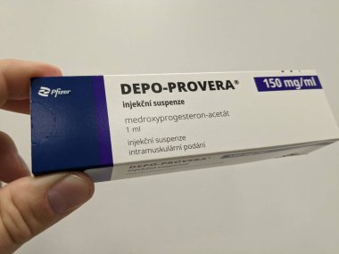 Prag, Çek Cumhuriyeti-29 Ekim 2024: MEDROXYPROGESTERON PFIZER tarafından aktif madde içeren DEPO-PROVERA kutusu, doğum kontrolü ve adet düzenleme için kullanılır.