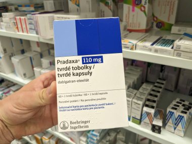 Prag, Çek Cumhuriyeti-28 Ağustos 2024: Boehringer Ingelheim tarafından inme önleme, atriyal fibrilasyon ve kan pıhtılaşması tresi için kullanılan Dabigatran etexilate maddesi ile PRADAXA ilaç kutusu