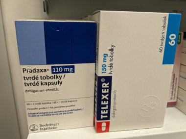 Prag, Çek Cumhuriyeti-28 Ağustos 2024: Boehringer Ingelheim tarafından inme önleme, atriyal fibrilasyon ve kan pıhtılaşması tresi için kullanılan Dabigatran etexilate maddesi ile PRADAXA ilaç kutusu