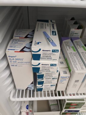 Brno, Çek Cumhuriyeti-2 Ağustos 2024: Ozempic kutusu. Ozempik ilacın Çek versiyonu. Çek Cumhuriyeti 'nde diyabet tedavisi. Bir paket semaglutid. Diyabet ilacı. Bazen kilo vermek için kullanılıyor.