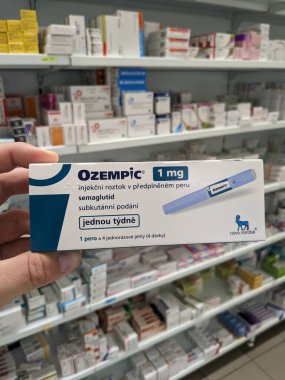 Brno, Çek Cumhuriyeti-2 Ağustos 2024: Ozempic kutusu. Ozempik ilacın Çek versiyonu. Çek Cumhuriyeti 'nde diyabet tedavisi. Bir paket semaglutid. Diyabet ilacı. Bazen kilo vermek için kullanılıyor.