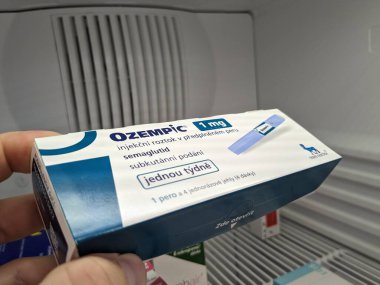 Brno, Çek Cumhuriyeti-2 Ağustos 2024: Ozempic kutusu. Ozempik ilacın Çek versiyonu. Çek Cumhuriyeti 'nde diyabet tedavisi. Bir paket semaglutid. Diyabet ilacı. Bazen kilo vermek için kullanılıyor.