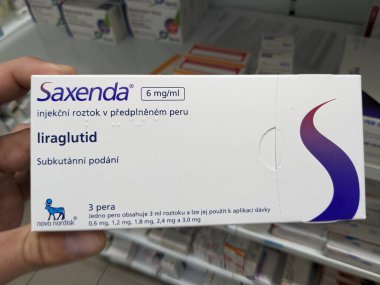 Prag, Çek Cumhuriyeti-28 Haziran 2024: Obezite, ağırlık yönetimi, diyabet-GLP tedavisinde kullanılan Liraglutide aktif maddesiyle SAXENDA ilaç enjeksiyonu kutusu