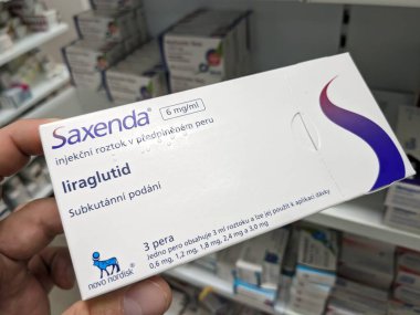 Prag, Çek Cumhuriyeti-28 Haziran 2024: Obezite, ağırlık yönetimi, diyabet-GLP tedavisinde kullanılan Liraglutide aktif maddesiyle SAXENDA ilaç enjeksiyonu kutusu