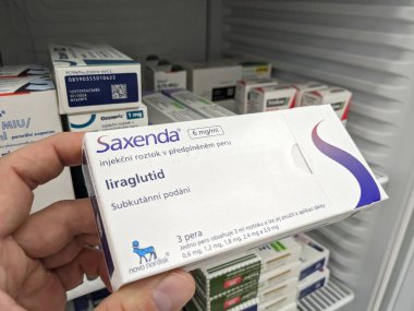 Prag, Çek Cumhuriyeti-28 Haziran 2024: Obezite, ağırlık yönetimi, diyabet-GLP tedavisinde kullanılan Liraglutide aktif maddesiyle SAXENDA ilaç enjeksiyonu kutusu