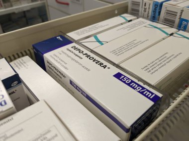 Prag, Çek Cumhuriyeti-29 Ekim 2024: MEDROXYPROGESTERON PFIZER tarafından aktif madde içeren DEPO-PROVERA kutusu, doğum kontrolü ve adet düzenleme için kullanılır.
