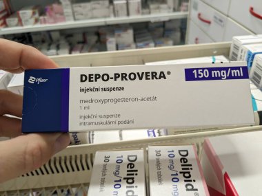Prag, Çek Cumhuriyeti-29 Ekim 2024: MEDROXYPROGESTERON PFIZER tarafından aktif madde içeren DEPO-PROVERA kutusu, doğum kontrolü ve adet düzenleme için kullanılır.