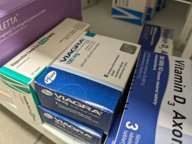 Prag, Çek Cumhuriyeti-Kasım 12024: Ereksiyon bozukluğu ve erkek sağlığının tedavisinde kullanılan PFIZER tarafından SILDENAFIL aktif madde içeren viagra kutusu.