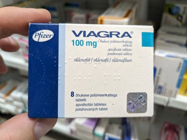 Prag, Çek Cumhuriyeti-Kasım 12024: Ereksiyon bozukluğu ve erkek sağlığının tedavisinde kullanılan PFIZER tarafından SILDENAFIL aktif madde içeren viagra kutusu.