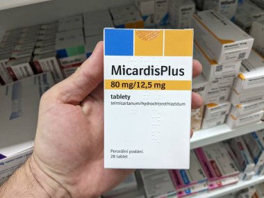 Prag, Çek Cumhuriyeti-9 Temmuz 2024: Micardis Plus kutu dolusu Telmisartan ve Boehringer Ingelheim tarafından kullanılan hidroklorotiyazit aktif maddeler, yüksek tansiyon ve yüksek kan pres tedavisinde kullanıldı