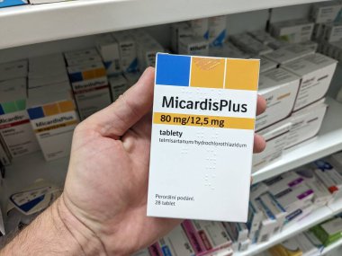 Prag, Çek Cumhuriyeti-9 Temmuz 2024: Micardis Plus kutu dolusu Telmisartan ve Boehringer Ingelheim tarafından kullanılan hidroklorotiyazit aktif maddeler, yüksek tansiyon ve yüksek kan pres tedavisinde kullanıldı