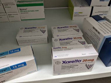 Prag, Çek Cumhuriyeti-15 Ağustos 2024: XARELTO tablet kutusu, kan pıhtılarının önlenmesi ve tedavisinde kullanılan RIVAROXABAN aktif maddesi.