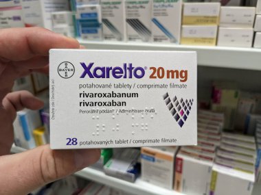 Prag, Çek Cumhuriyeti-15 Ağustos 2024: XARELTO tablet kutusu, kan pıhtılarının önlenmesi ve tedavisinde kullanılan RIVAROXABAN aktif maddesi.