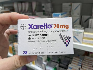 Prag, Çek Cumhuriyeti-15 Ağustos 2024: XARELTO tablet kutusu, kan pıhtılarının önlenmesi ve tedavisinde kullanılan RIVAROXABAN aktif maddesi.