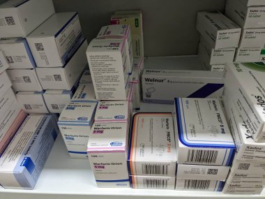 Prag, Çek Cumhuriyeti - 13 Eylül 2024: WARFARIN ORION ilaç kutusu ORION tarafından aktif madde, kan pıhtısının önlenmesi ve felç riskinin azaltılması için kullanılır.