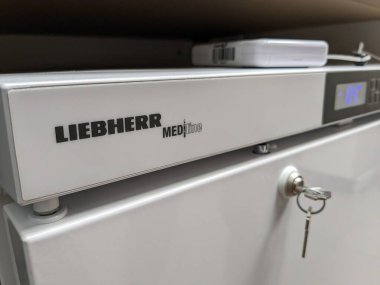 Prag, Çek Cumhuriyeti-9 Ekim 2024: Liebherr, yenilikçiliği, dayanıklılığı, dayanıklılığı ve yüksek kaliteli soğutma, inşaat makineleri konusunda uzmanlaşmış önde gelen bir üretici.