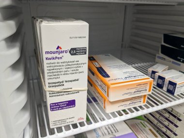 Prag, Çek Cumhuriyeti - 25 Ekim 2024: Tip 2 diyabet ve ağırlık yönetimi için kullanılan TIRZEPATIDE aktif maddesi ile MOUNJARO KWIKPEN.