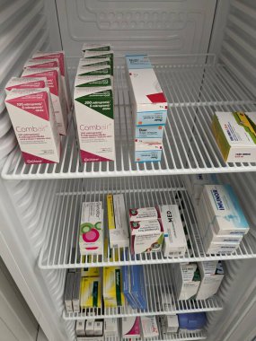 Prag, Çek Cumhuriyeti 23 Mayıs 2023: Buzdolabında bir sürü ilaç, aşı, damla ve insülin var. Eczane zincirindeki açık bir buzdolabının yakın çekimi, soğuk depolama zinciri.