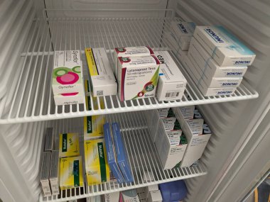 Prag, Çek Cumhuriyeti 23 Mayıs 2023: Buzdolabında bir sürü ilaç, aşı, damla ve insülin var. Eczane zincirindeki açık bir buzdolabının yakın çekimi, soğuk depolama zinciri.