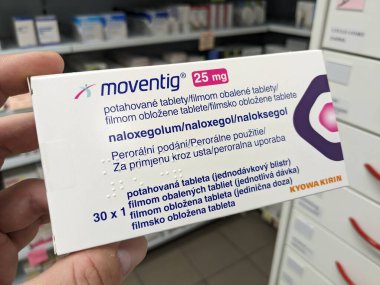 Prag, Çek Cumhuriyeti-10 Ağustos 2024: İçinde NALOXEGOL aktif maddesi bulunan ve opioid kaynaklı kabızlığın tedavisinde kullanılan MOVENTIG tablet kutusu.