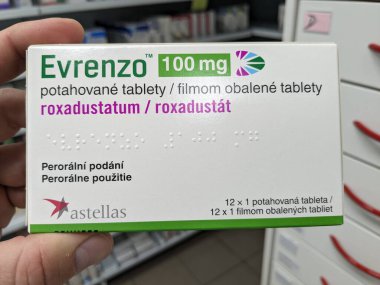 Prag, Çek Cumhuriyeti - 13. SEPTEMBER 2024: EVRENZO ilaç kutusu ASTRAZENECA tarafından ROXADUSTAT aktif maddesi ile birlikte, kronik böbrek hastalıklarında anemi tedavisinde kullanılır.