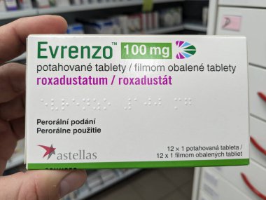 Prag, Çek Cumhuriyeti - 13. SEPTEMBER 2024: EVRENZO ilaç kutusu ASTRAZENECA tarafından ROXADUSTAT aktif maddesi ile birlikte, kronik böbrek hastalıklarında anemi tedavisinde kullanılır.