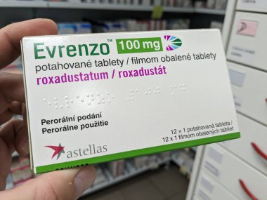 Prag, Çek Cumhuriyeti - 13. SEPTEMBER 2024: EVRENZO ilaç kutusu ASTRAZENECA tarafından ROXADUSTAT aktif maddesi ile birlikte, kronik böbrek hastalıklarında anemi tedavisinde kullanılır.