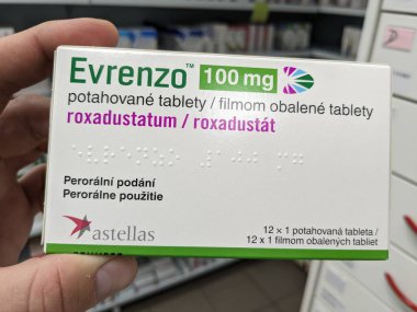 Prag, Çek Cumhuriyeti - 13. SEPTEMBER 2024: EVRENZO ilaç kutusu ASTRAZENECA tarafından ROXADUSTAT aktif maddesi ile birlikte, kronik böbrek hastalıklarında anemi tedavisinde kullanılır.