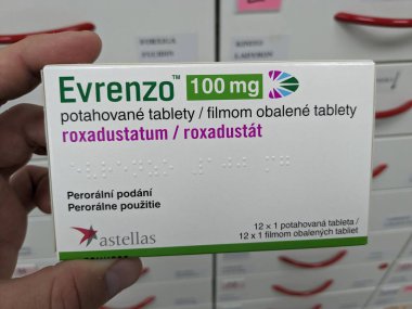 Prag, Çek Cumhuriyeti - 13. SEPTEMBER 2024: EVRENZO ilaç kutusu ASTRAZENECA tarafından ROXADUSTAT aktif maddesi ile birlikte, kronik böbrek hastalıklarında anemi tedavisinde kullanılır.