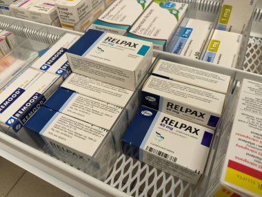 Prag, Çek Cumhuriyeti - 13 Eylül 2024: PFIZER tarafından kullanılan ELETRIPTAN aktif maddeyle dolu RELPAX ilaç kutusu, migren baş ağrılarının tedavisinde kullanıldı.