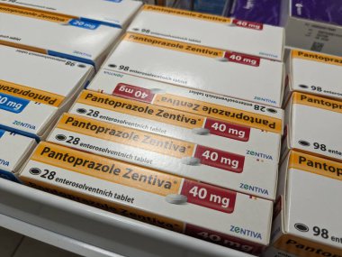 Prag, Çek Cumhuriyeti-17 Haziran 2024: Zentiva tarafından GERD, Mide ülserleri, Esophagitis ve Esophagitis tedavisinde kullanılan Pantoprazole aktif maddeyle dolu PANTOPRAZOLE Zentiva kutusu