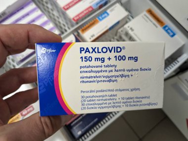 Prag, Çek Cumhuriyeti-8 Ocak 2024: Pfizer 'ın COVID 19, cov19 tedavisi için aktif madde Nirmatrelvir ve ritonavir kombinasyonu içeren Paxlovid ilaç kutusu