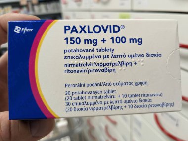 Prag, Çek Cumhuriyeti-8 Ocak 2024: Pfizer 'ın COVID 19, cov19 tedavisi için aktif madde Nirmatrelvir ve ritonavir kombinasyonu içeren Paxlovid ilaç kutusu