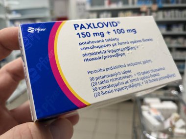 Prag, Çek Cumhuriyeti-8 Ocak 2024: Pfizer 'ın COVID 19, cov19 tedavisi için aktif madde Nirmatrelvir ve ritonavir kombinasyonu içeren Paxlovid ilaç kutusu