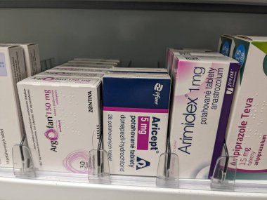 Prag, Çek Cumhuriyeti - Kasım 12024: Alzheimer hastalığının tedavisinde kullanılan DONEPEZIL aktif maddeyle ARICEPT ilaç kutusu.