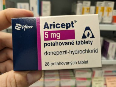 Prag, Çek Cumhuriyeti - Kasım 12024: Alzheimer hastalığının tedavisinde kullanılan DONEPEZIL aktif maddeyle ARICEPT ilaç kutusu.