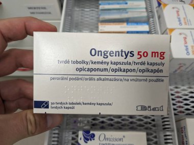 Prag, Çek Cumhuriyeti-9 Ekim 2024: NEUROCRINE BIOSCIENCES 'in Ongentys' i, levodopa önleyici COMT 'un etkinliğini artırmak için Parkinson hastalıklarına ilave tedavi olarak kullanılan OPICAPON içerir
