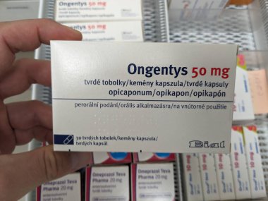 Prag, Çek Cumhuriyeti-9 Ekim 2024: NEUROCRINE BIOSCIENCES 'in Ongentys' i, levodopa önleyici COMT 'un etkinliğini artırmak için Parkinson hastalıklarına ilave tedavi olarak kullanılan OPICAPON içerir