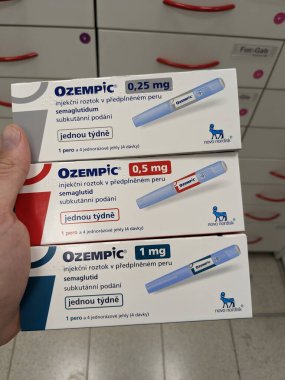 Prag, Çek Cumhuriyeti - 29 Kasım 2024: Novo Nordisk 'in Ozempic kutusu. Ozempik ilacın Çek versiyonu. Çek Cumhuriyeti 'nde diyabet tedavisi. Bir paket semaglutid. Diyabet ilacı. Bazen kilo vermek için kullanılıyor.