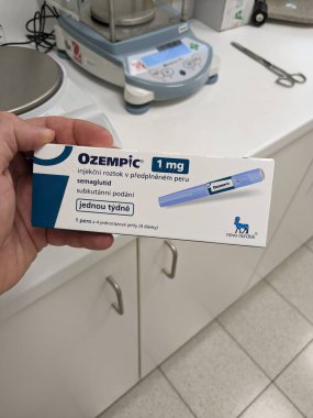 Prag, Çek Cumhuriyeti - 29 Kasım 2024: Novo Nordisk 'in Ozempic kutusu. Ozempik ilacın Çek versiyonu. Çek Cumhuriyeti 'nde diyabet tedavisi. Bir paket semaglutid. Diyabet ilacı. Bazen kilo vermek için kullanılıyor.