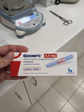Prag, Çek Cumhuriyeti - 29 Kasım 2024: Novo Nordisk 'in Ozempic kutusu. Ozempik ilacın Çek versiyonu. Çek Cumhuriyeti 'nde diyabet tedavisi. Bir paket semaglutid. Diyabet ilacı. Bazen kilo vermek için kullanılıyor.
