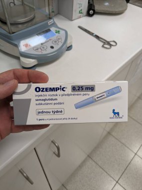 Prag, Çek Cumhuriyeti - 29 Kasım 2024: Novo Nordisk 'in Ozempic kutusu. Ozempik ilacın Çek versiyonu. Çek Cumhuriyeti 'nde diyabet tedavisi. Bir paket semaglutid. Diyabet ilacı. Bazen kilo vermek için kullanılıyor.