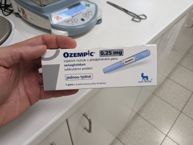 Prag, Çek Cumhuriyeti - 29 Kasım 2024: Novo Nordisk 'in Ozempic kutusu. Ozempik ilacın Çek versiyonu. Çek Cumhuriyeti 'nde diyabet tedavisi. Bir paket semaglutid. Diyabet ilacı. Bazen kilo vermek için kullanılıyor.