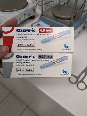 Prag, Çek Cumhuriyeti - 29 Kasım 2024: Novo Nordisk 'in Ozempic kutusu. Ozempik ilacın Çek versiyonu. Çek Cumhuriyeti 'nde diyabet tedavisi. Bir paket semaglutid. Diyabet ilacı. Bazen kilo vermek için kullanılıyor.