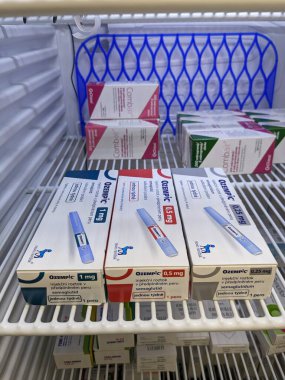 Prag, Çek Cumhuriyeti - 29 Kasım 2024: Novo Nordisk 'in Ozempic kutusu. Ozempik ilacın Çek versiyonu. Çek Cumhuriyeti 'nde diyabet tedavisi. Bir paket semaglutid. Diyabet ilacı. Bazen kilo vermek için kullanılıyor.