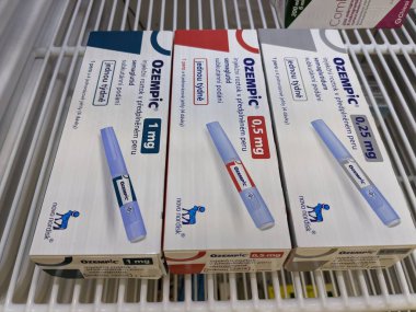 Prag, Çek Cumhuriyeti - 29 Kasım 2024: Novo Nordisk 'in Ozempic kutusu. Ozempik ilacın Çek versiyonu. Çek Cumhuriyeti 'nde diyabet tedavisi. Bir paket semaglutid. Diyabet ilacı. Bazen kilo vermek için kullanılıyor.